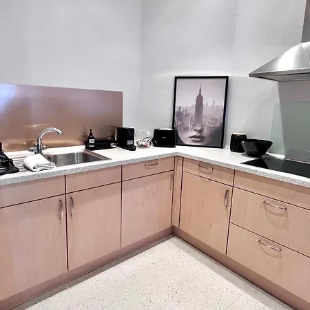 90qm Designerwohnung Mit Kueche Und Jacuzzi In Do-city