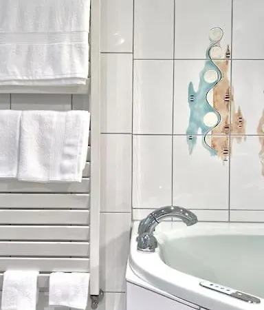 90qm Designerwohnung Mit Kueche Und Jacuzzi In Do-city