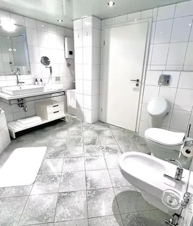 90qm Designerwohnung Mit Kueche Und Jacuzzi In Do-city *