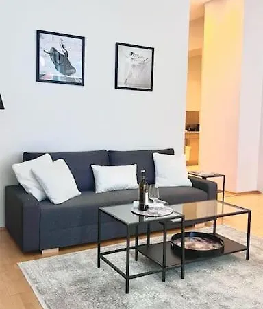 90qm Designerwohnung Mit Kueche Und Jacuzzi In Do-city *