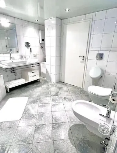 90qm Designerwohnung Mit Kueche Und Jacuzzi In Do-city *