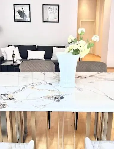 90qm Designerwohnung Mit Kueche Und Jacuzzi In Do-city