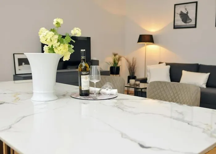 90qm Designerwohnung Mit Kueche Und Jacuzzi In Do-city Apartmán *