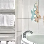 90qm Designerwohnung Mit Kueche Und Jacuzzi In Do-city