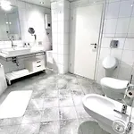 90qm Designerwohnung Mit Kueche Und Jacuzzi In Do-city *