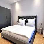 90qm Designerwohnung Mit Kueche Und Jacuzzi In Do-city