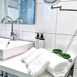 90qm Designerwohnung Mit Kueche Und Jacuzzi In Do-city