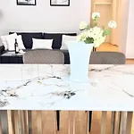 90qm Designerwohnung Mit Kueche Und Jacuzzi In Do-city