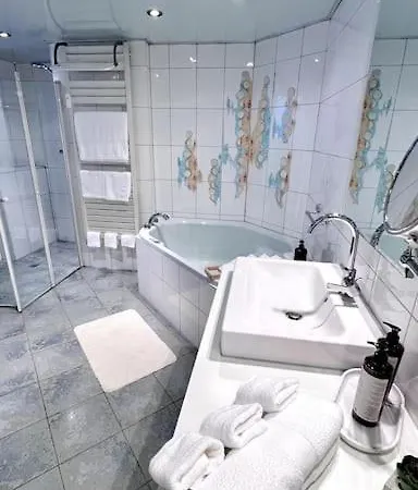 90qm Designerwohnung Mit Kueche Und Jacuzzi In Do-city Apartment *