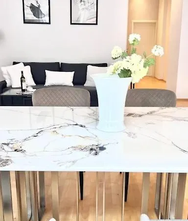 90qm Designerwohnung Mit Kueche Und Jacuzzi In Do-city