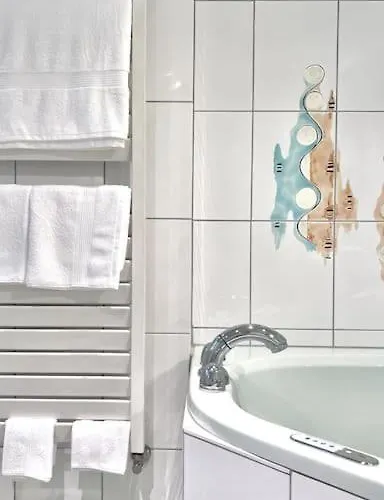 90qm Designerwohnung Mit Kueche Und Jacuzzi In Do-city