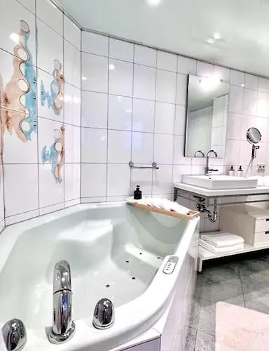 Apartament 90qm Designerwohnung Mit Kueche Und Jacuzzi In Do-city Dortmund