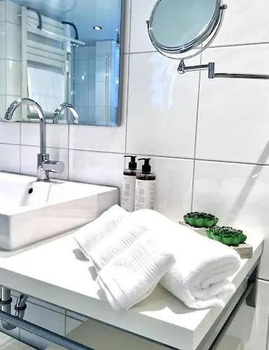 90qm Designerwohnung Mit Kueche Und Jacuzzi In Do-city